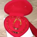 สร้อยข้อมือและสร้อยคอเข้าชุด by velora ผสมผสานหินธรรมชาติระหว่างหินหยกน้ำผึ้ง  :เสริมพลัง ด้านความมั่งคั่งและการเงิน ความหมาย: สีเหลืองทองของหยกน้ำผึ้งสื่อถึงทองคำและความร่ำรวย เชื่อว่าช่วยดึงดูดโชคลาภ เงินทอง และโอกาสทางธุรกิจเข้ามาอย่างต่อเนื่อง เหมาะมากสำหรับผู้ที่ทำธุรกิจส่วนตัวหรือค้าขาย  ,หินปะการังแดง (Red Coral) หรือที่รู้จักกันในชื่อ "กัลปังหาแดง" เป็นอัญมณีที่กำเนิดจากสิ่งมีชีวิตใต้ท้องทะเลลึก มีความพิเศษมีพลังที่เชื่อมโยงกับธาตุน้ำและธาตุไฟในเวลาเดียวกัน  เสริมพลัง ด้านความมั่งคั่งและโชคลาภ เชื่อว่าเป็นสัญลักษณ์ของความอุดมสมบูรณ์  ช่วยดึงดูดความมั่งคั่ง ความสำเร็จในหน้าที่การงาน และช่วยให้การเจรจาทางธุรกิจราบรื่น  ข่วนได้ง่าย  การดูแลรักษา: ควรหลีกเลี่ยงการสัมผัสกับสารเคมี น้ำหอม หรือความร้อนสูง เพราะอาจจะทำให้สีซีดจางหรือเนื้อหินเสียหายได้  คุณสนใจจะนำปะการังแดงมาดีไซน์ร่วมกับหินชนิดอื่นในคอลเลกชัน VELORA เพื่อเสริมเรื่องการปกป้องและความมั่งคั่ง - 2