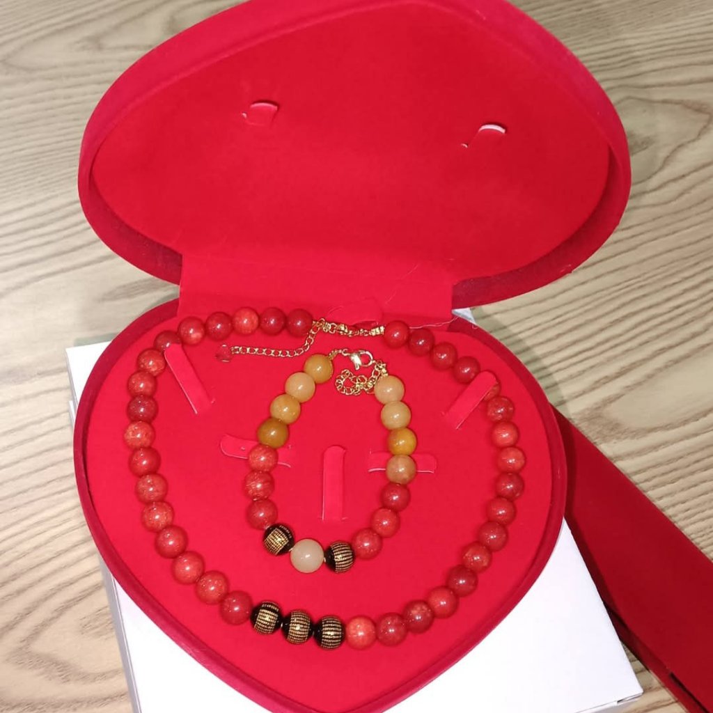 สร้อยข้อมือและสร้อยคอเข้าชุด by velora ผสมผสานหินธรรมชาติระหว่างหินหยกน้ำผึ้ง  :เสริมพลัง ด้านความมั่งคั่งและการเงิน ความหมาย: สีเหลืองทองของหยกน้ำผึ้งสื่อถึงทองคำและความร่ำรวย เชื่อว่าช่วยดึงดูดโชคลาภ เงินทอง และโอกาสทางธุรกิจเข้ามาอย่างต่อเนื่อง เหมาะมากสำหรับผู้ที่ทำธุรกิจส่วนตัวหรือค้าขาย  ,หินปะการังแดง (Red Coral) หรือที่รู้จักกันในชื่อ "กัลปังหาแดง" เป็นอัญมณีที่กำเนิดจากสิ่งมีชีวิตใต้ท้องทะเลลึก มีความพิเศษมีพลังที่เชื่อมโยงกับธาตุน้ำและธาตุไฟในเวลาเดียวกัน  เสริมพลัง ด้านความมั่งคั่งและโชคลาภ เชื่อว่าเป็นสัญลักษณ์ของความอุดมสมบูรณ์  ช่วยดึงดูดความมั่งคั่ง ความสำเร็จในหน้าที่การงาน และช่วยให้การเจรจาทางธุรกิจราบรื่น  ข่วนได้ง่าย  การดูแลรักษา: ควรหลีกเลี่ยงการสัมผัสกับสารเคมี น้ำหอม หรือความร้อนสูง เพราะอาจจะทำให้สีซีดจางหรือเนื้อหินเสียหายได้  คุณสนใจจะนำปะการังแดงมาดีไซน์ร่วมกับหินชนิดอื่นในคอลเลกชัน VELORA เพื่อเสริมเรื่องการปกป้องและความมั่งคั่ง - 2