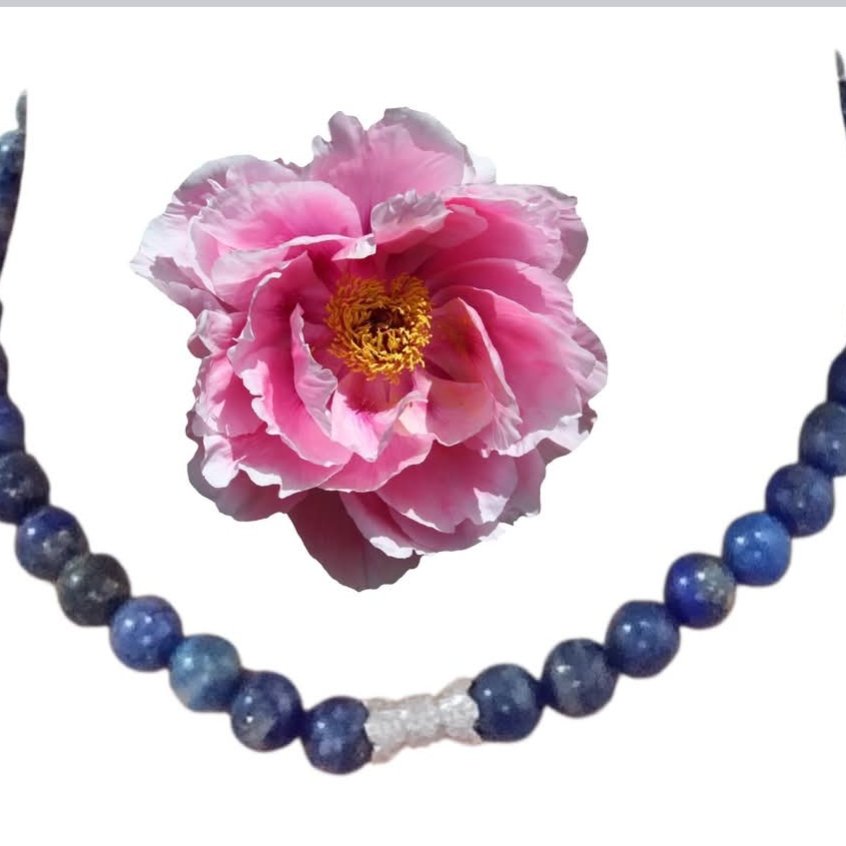 สร้อยคอหินธรรมชาติราพีซลาซูรี่ หินชนิดนี้มีเสน่ห์มากตรงที่มีเรื่องราวประวัติศาสตร์ยาวนาน " เน้นความพรีเมียมและภูมิฐานด้วย เสริมพลัง